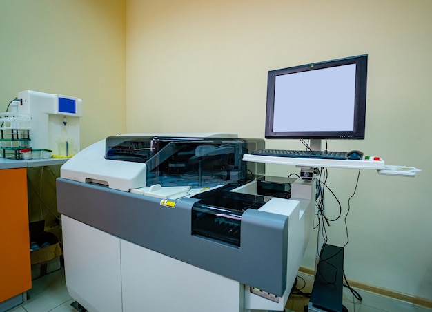 Moderne robotmachine voor het centrifugeren van bloed- en urineonderzoek. Monitor voor resultaten. Detailopname.