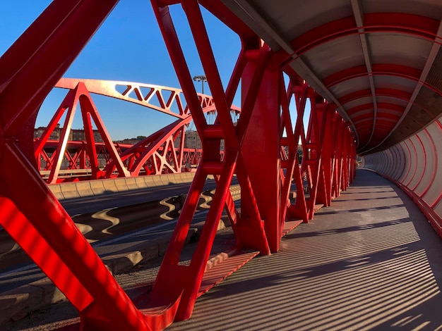 Moderne rode brug in de stad Alicante Costa Blanca Spanje Europa