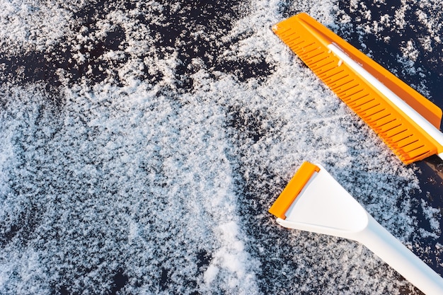 Moderne rubberen borstel en schraper voor het reinigen van sneeuw
