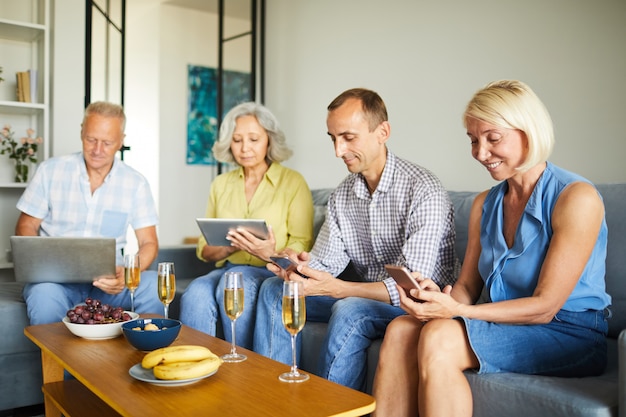 Foto moderne senior mensen met behulp van technologie