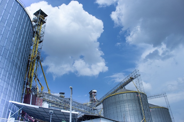 Moderne silo&#39;s voor het opslaan van graanoogst.