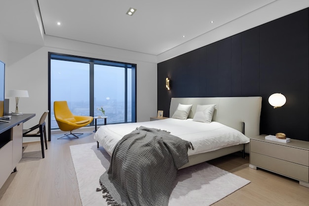Moderne slaapkamer met uitzicht op de stad