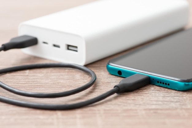 Moderne smartphone opladen via powerbank