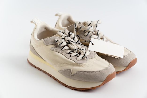 Moderne sneakers gemaakt van gecombineerde materialen en kleuren met een hoge zool en een label met kopieerruimte fashion schoenenboetiek online winkel