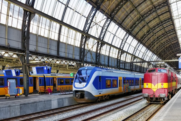 Moderne snelle passagierstrein op het station. Parijs. Frankrijk