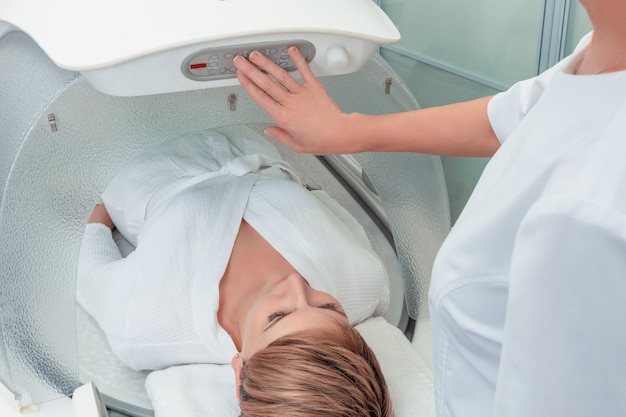 Moderne spa-behandeling capsule in cosmetologie kliniek, schoonheidsspecialist operationele apparatuur