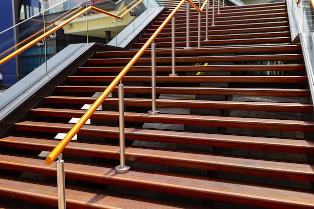 Moderne stad bouwen trappen naar boven niemand