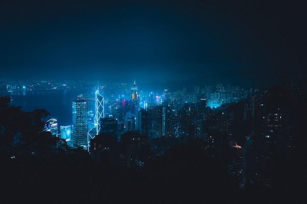 Moderne stad met wolkenkrabbers 's nachts verlicht met blauwe neonlichten