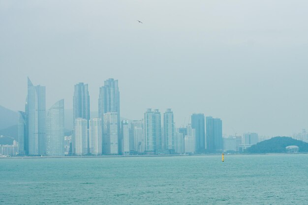 Moderne stadsbeeld door de zee tegen de lucht