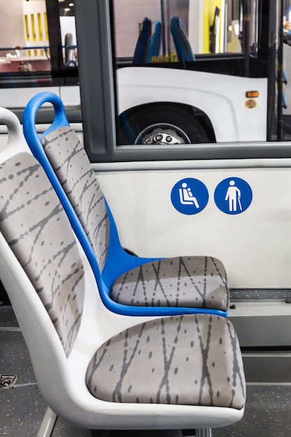 Foto moderne stadsbus of bus met zitplaatsen voor gehandicapten