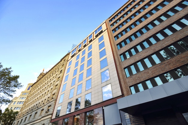 Moderne stadsgebouw buitenkant met windows glas