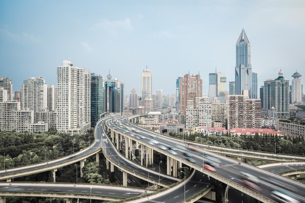 Moderne stadshorizon met uitwisselingsviaduct en verhoogde wegverbinding in shanghaixAxA