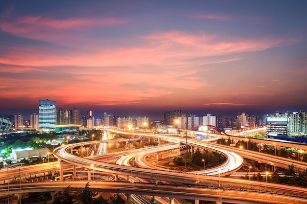 Moderne stadsuitwisseling in het mooie viaduct van de avond in shanghaixA