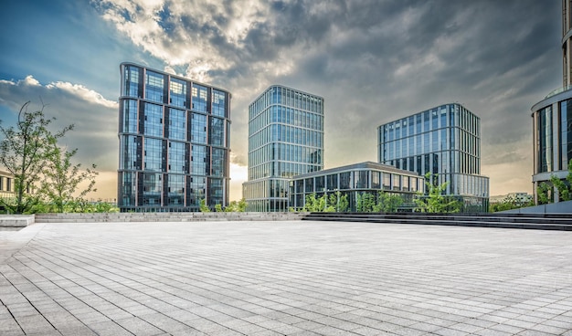 Moderne stedelijke architectuur tegen een dramatische lucht