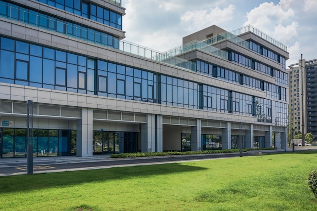 Moderne stedelijke bedrijfsgebouw op een zonnige dag