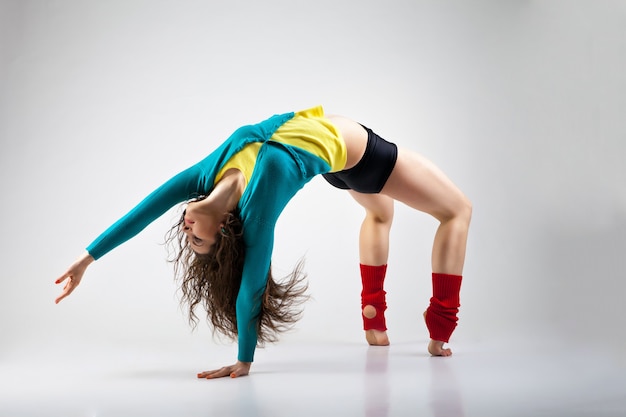 Moderne stijl danser poseren op grijze achtergrond