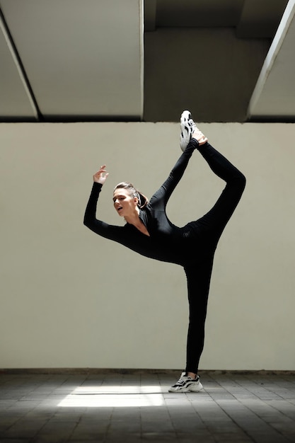 Moderne stijldanser die in studio danst