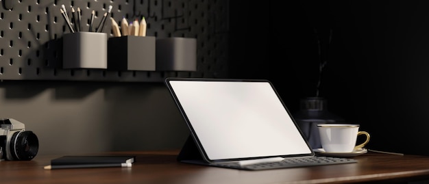 Moderne stijlvolle donkere werkruimte met tablet en accessoires op donkere houten tafel