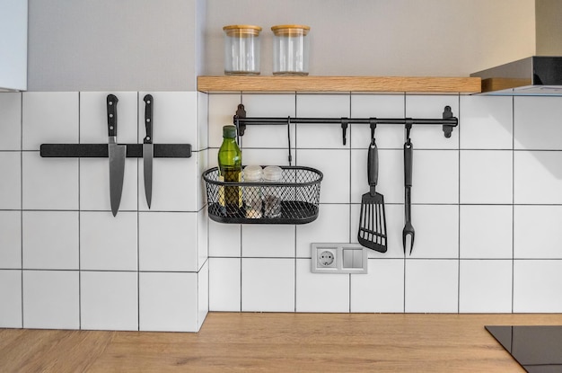 Foto moderne stijlvolle scandinavische keukeninterieur met keukenaccessoires heldere witte en grijze keuken