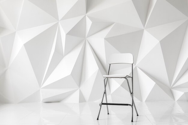 Moderne stoel op abstracte achtergrond van veelhoeken op witte achtergrond. Witte textuur.