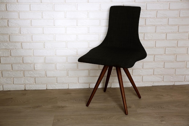 Moderne stoel op bakstenen muurachtergrond
