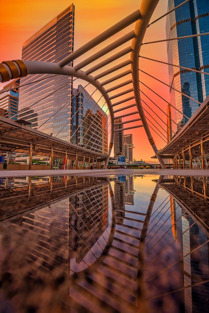 Moderne structuur brugvorm en gebouw bij zonsondergang in treinstation, Bangkok, Thailand.