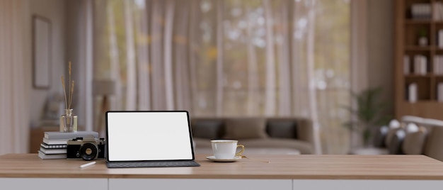 Moderne studietafel met leeg scherm tablet en koffiekopje kopie ruimte op tafel