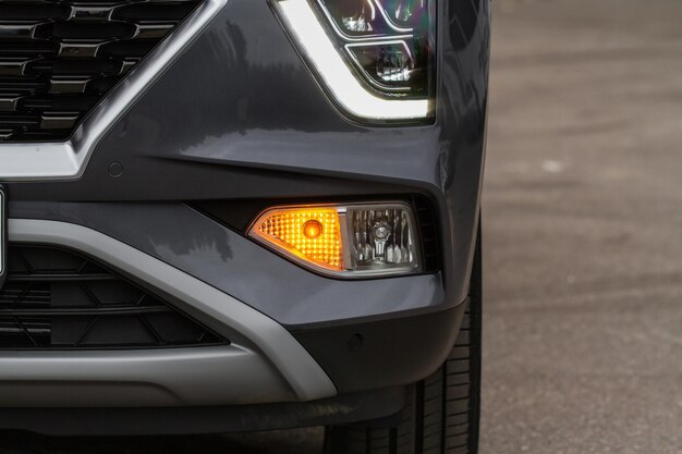 Moderne suv-richtingaanwijzer. auto richtingaanwijzer close-up. close up van de moderne richtingaanwijzer.