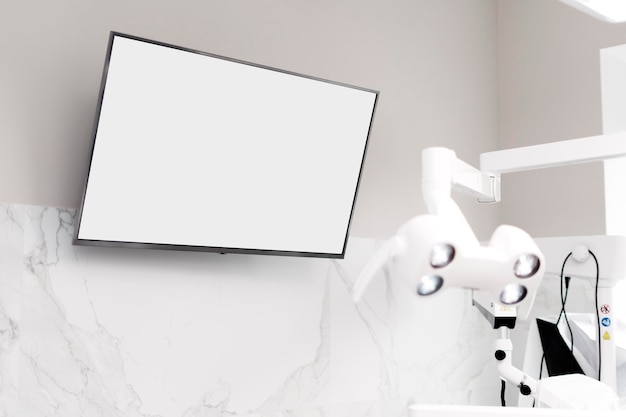 Moderne tandheelkunde is uitgerust met belangrijke apparatuur een monitor hangt aan de muur kopie ruimte een plaats voor reclame