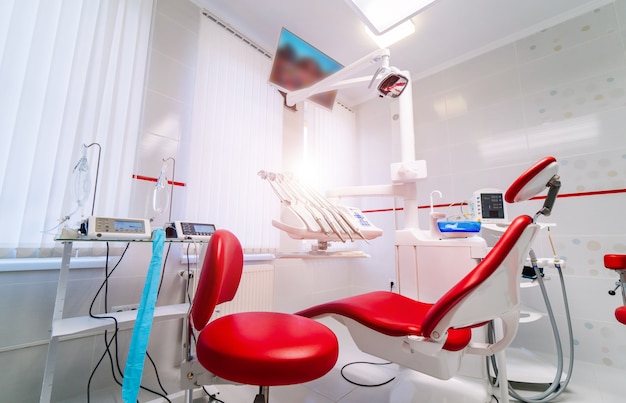 Moderne tandheelkunde kantoor interieur met stoel en gereedschap