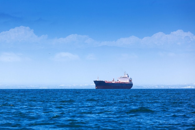 Moderne tanker in de oceaanbaai