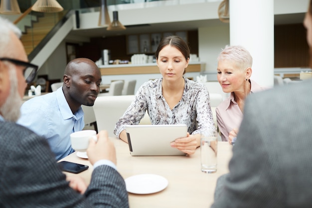 Moderne team van mensen uit het bedrijfsleven bespreken werk