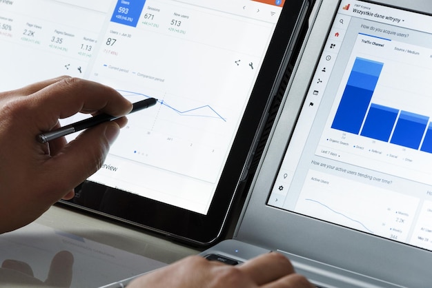 Moderne technologieconcept webverkeersanalyse op kantoor op het aanraakscherm van de notebook