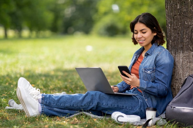 Moderne Technologieën Lachende Jonge Arabische Vrouw Met Smartphone En Laptop Buitenshuis Ontspannen