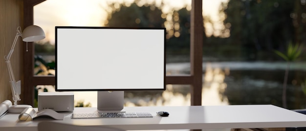 Moderne thuiswerkplek met pc-computer op tafel over wazig prachtig meer op de achtergrond