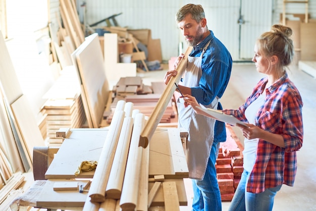 Moderne timmerlieden die hout kiezen