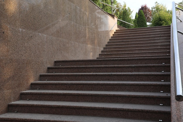 Moderne trap in het park Uitzicht van beneden naar boven