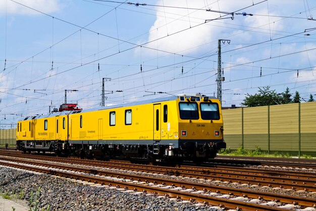 Moderne trein met kabels tegen de lucht