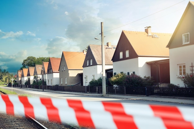 Moderne typische witte huizen in Dresden Duitsland met waarschuwingsband