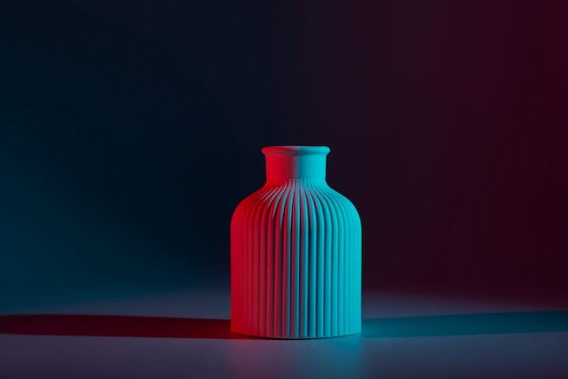 Foto moderne vaas met rood en blauw licht