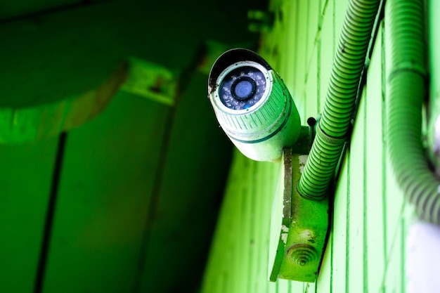Moderne videobewakingscamera's met externe internettoegang in de winkel Beveiligingssystemen in een nachtclub en restaurant Close-up ronde CCTV-camera aan het plafond