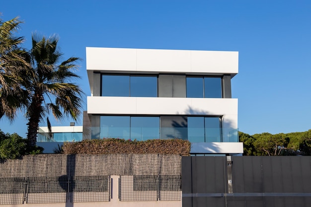 Moderne villa in een urbanisatie met bomen