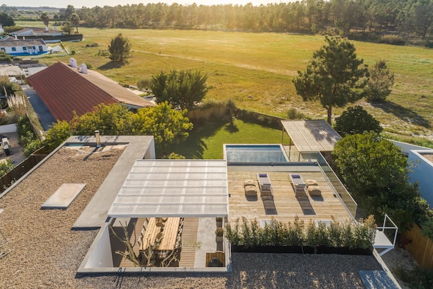 Moderne villa met zwembad en terras met interieur