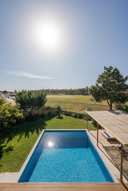 Moderne villa met zwembad en terras met interieur