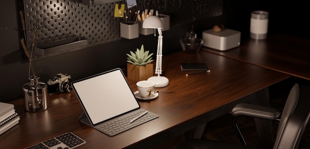 Moderne vintage donkere werkruimte met draagbaar tabletmodel op een houten bureau