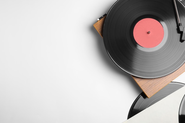 Moderne vinyl platenspeler met schijf op witte achtergrond bovenaanzicht