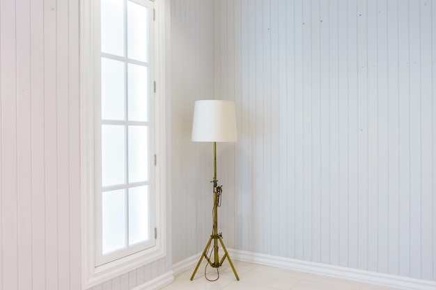 Moderne vloerlamp in luxe luxe huis met witte muren. scandinavisch interieur