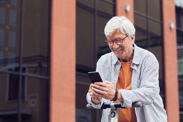 Moderne volwassen man die buitenshuis sms't