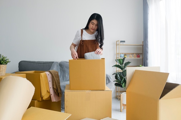 Moderne vrouwelijke mensen die alleen naar huis verhuizen