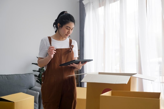 Moderne vrouwelijke mensen die alleen naar huis verhuizen